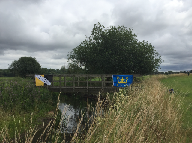 East of Gasthorpe and Knettishall, over Little Ouse, marked by respective ocunty flags..png